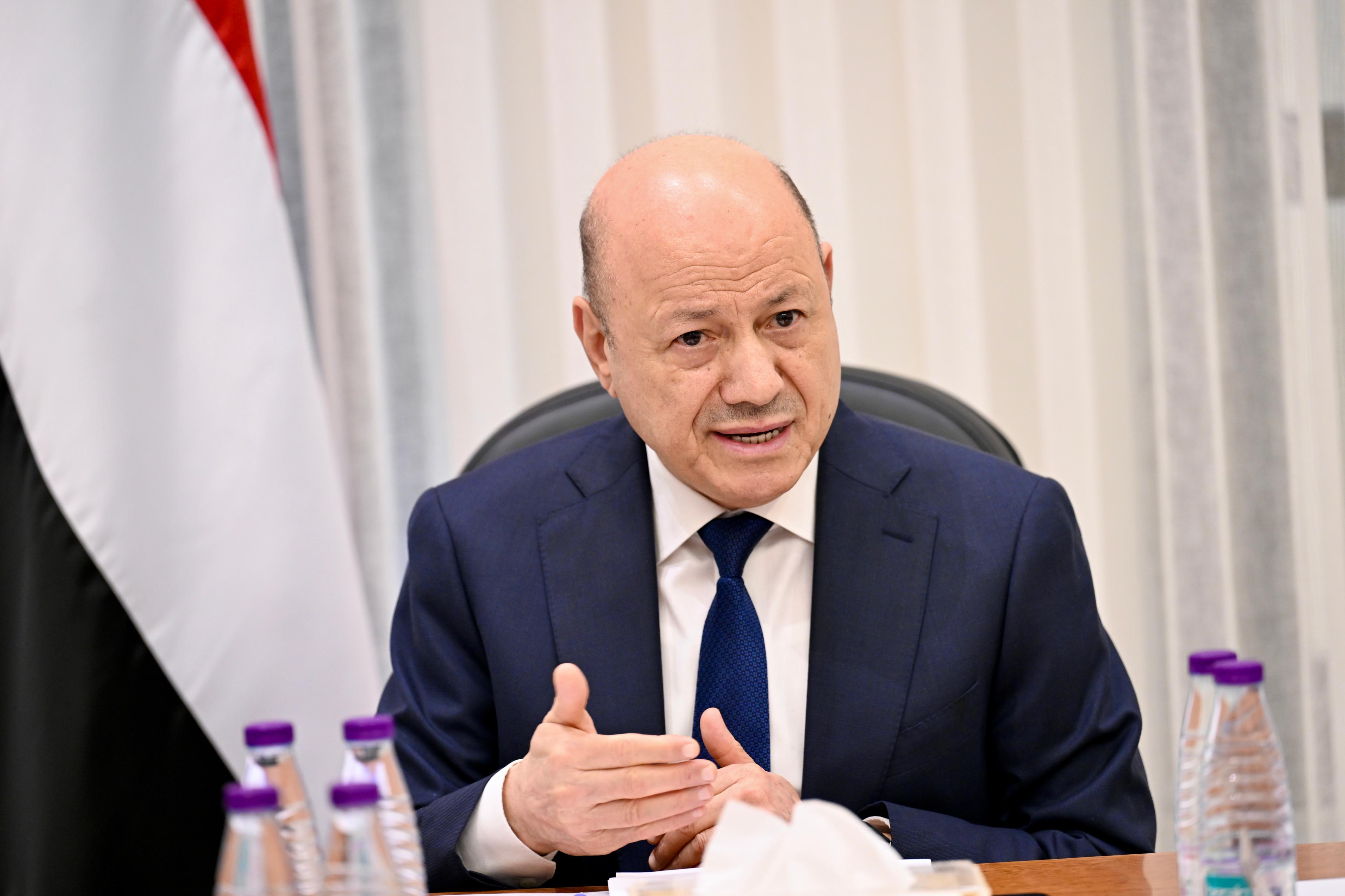 العليمي يطلق تحذيرات عاجلة حول إنهاء التواجد العسكري الإماراتي ويكشف مصير العلاقات مع ابوظبي