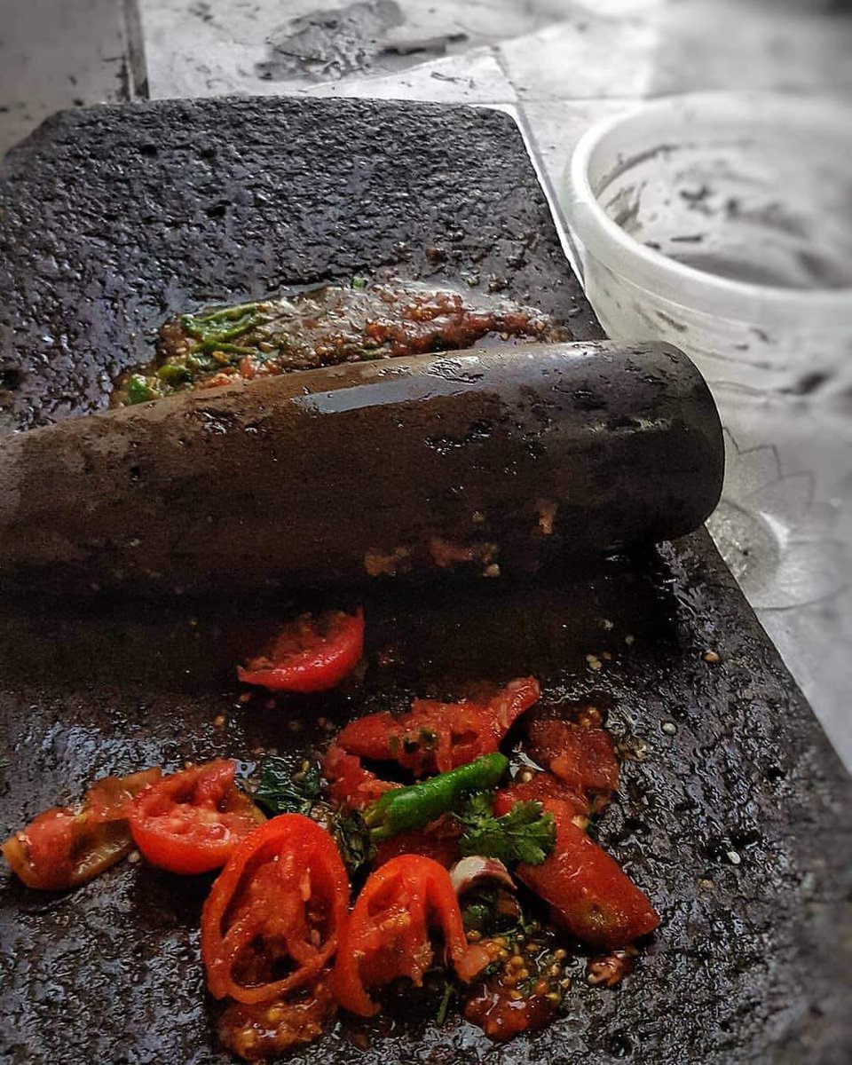 شاهد بالصورة أبناء الحديدة يحولون قذائف الحوثيين إلى أدة لصناعة "السحاوق" وكيف طريقة التحضير