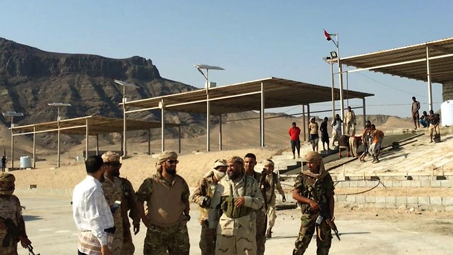الرئيس هادي يشدد على وحدة الصف بين رفقاء السلاح في سقطرى