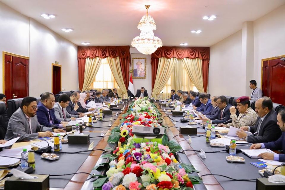مجلس الوزراء يوافق على إعادة العمل بآلية استيراد المشتقات النفطية من قبل مصافي عدن وآلية التوزيع لجميع محافظات الجمهورية