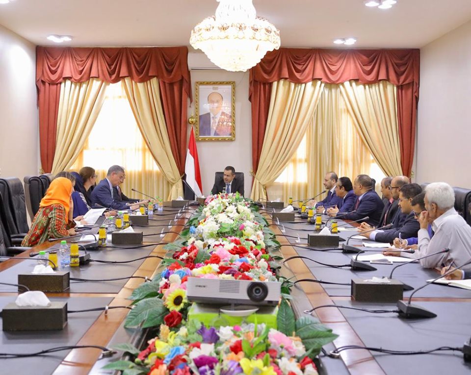 رئيس الوزراء: الحكومة تمكنت من دفع رواتب 65% من موظفي الدولة في كل المحافظات