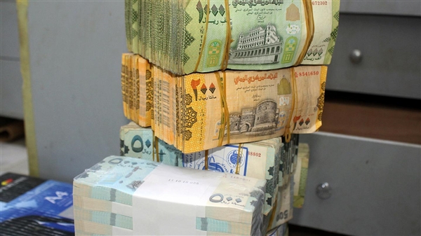 ميلشيات الحوثي تنهب أموال المواطنين في إب والضالع بمبرر الطبعة الجديدة