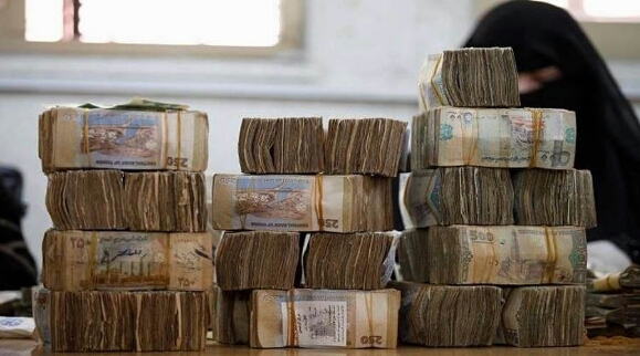 الريال يهوي الى أدنى مستوى في تاريخه وفارق الصرف يتسع بين عدن وصنعاء