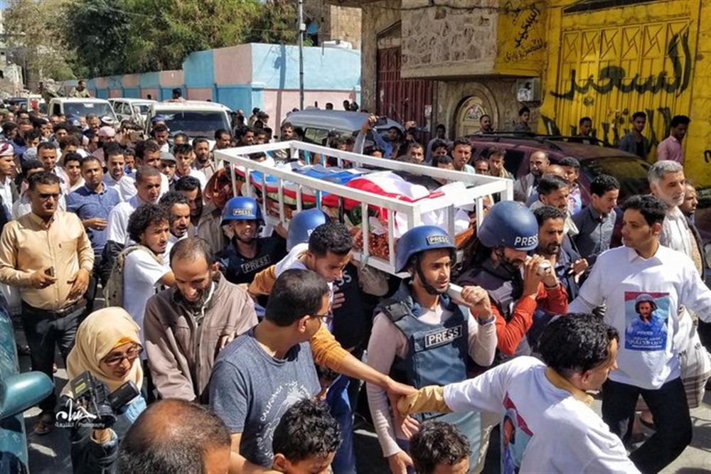 تشيع جثمان الصحفي أديب الجناني إلى مثواه الأخير بمقبرة الشهداء في تعز