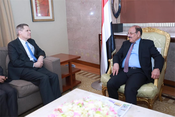 الفريق محسن:جماعة الحوثي لا تكترث لشيء غير الحرب