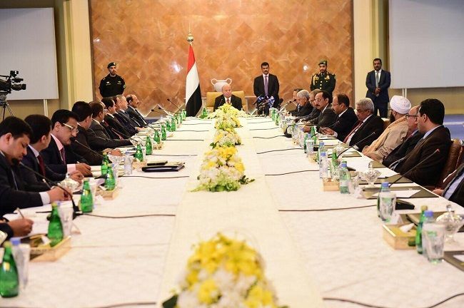 فضيحة مدوية متعلقة بمسؤولي الشرعية يفجرها إعلامي يمني
