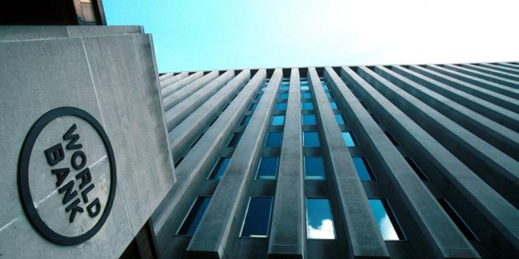 البنك الدولي يصدر تقرير يوضح فيه ان تحسن المستوى المعيشي للسكان في اليمن مرهون بتوقف الحرب واستقرار الوضع
