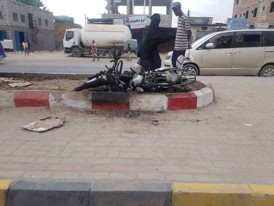 عدن ... قوة أمنية تنفذ حملة مداهمات وتحرق عدد من الدرجات النارية 
