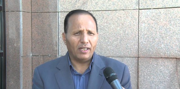 مستشار رئاسي يقلل من مؤتمرات المانحين ويعتبر أن نتائجها "غير ملموسة" على الأرض