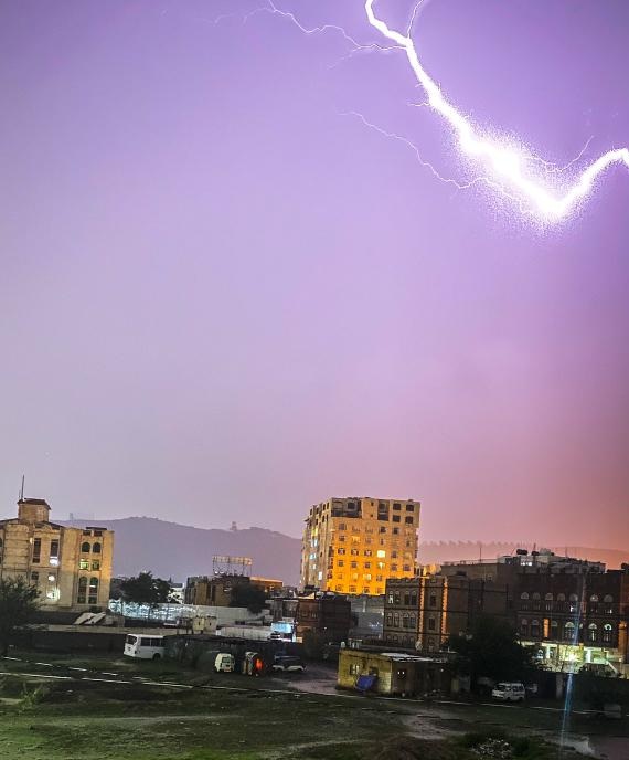 أمطار غزيرة على صنعاء و23 صاعقة رعدية تضرب مناطق متفرقة في المدينة (فيديو)