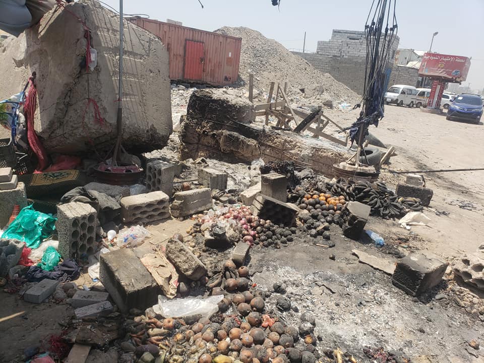 متنفذ يحرق بسطة لبيع الخضار في عدن 