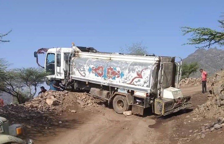 طقم عسكري يحاصر منزل مواطن رفض تهريب مشتقات نفطية للحوثيين بتعز