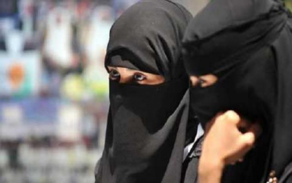 فضيحة لمحافظ يمني مع فتيات