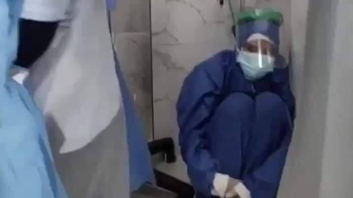 "كل اللي في العناية مات".. مشهد مؤلم ويقطع القلب لوفاة جميع ضحايا كورونا لحظة واحدة في مستشفى بمصر