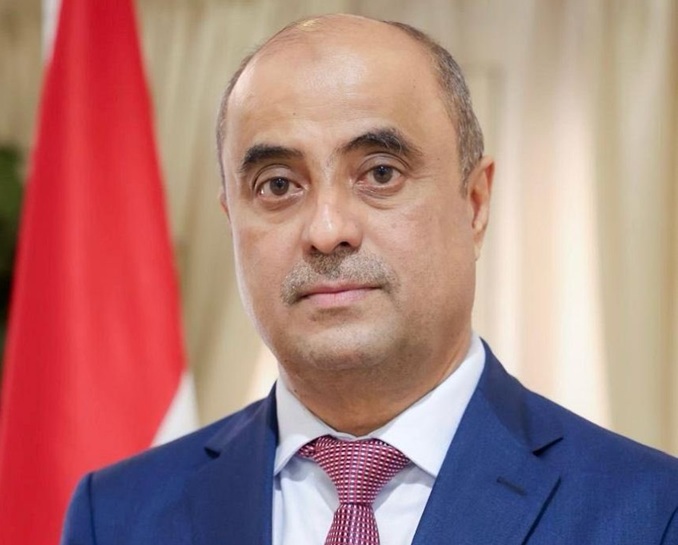 رئيس الوزراء اليمني يجري اتصالات مكثّفة ويشدد على استقرار حضرموت وضمان تقديم الخدمات الأساسية