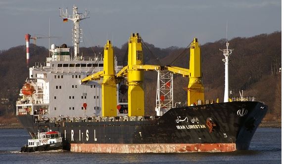 صيادون يمنيون يوجهون نداءات عاجلة لإنقاذهم من سفينة إيرانية 