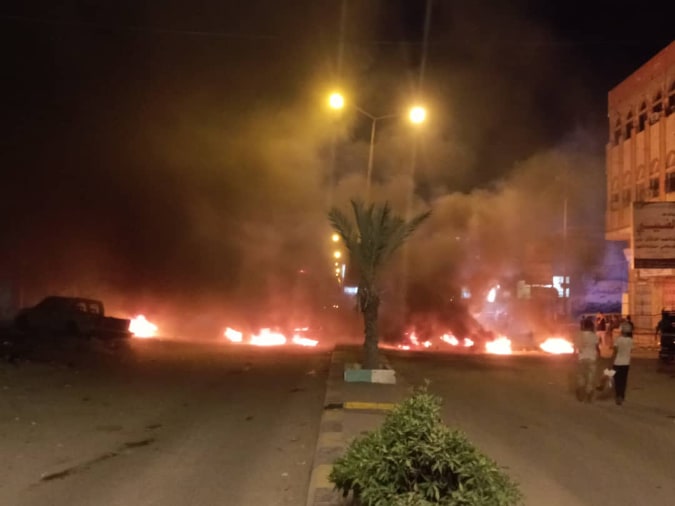 بالصور ..مظاهرات ليلية غاضبة تطالب برحيل الانتقالي الجنوبي من عدن