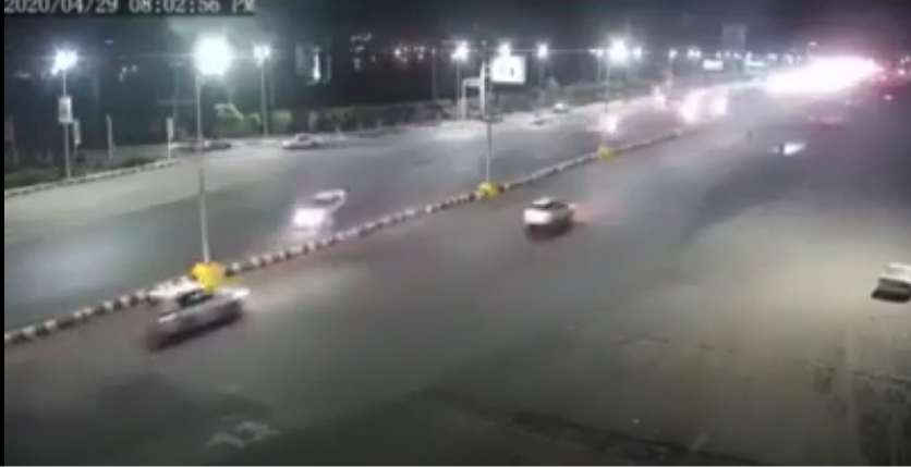 كاميرا مراقبة توثق حادث مروري مروع تسبب فيه سائق دراجة نارية بصنعاء(شاهد الفيديو)
