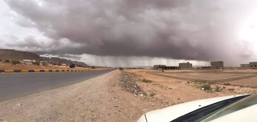 شاهد بالفيديو.. لحظات وصول المنخفض الجوي الى مدينة عتق عاصمة محافظة شبوة