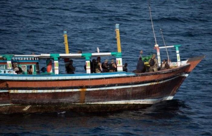 تعطل قارب يقل 60 شخص في مياه خليج عدن
