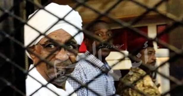  بعدما توفي شقيقه بكورونا .. هل أصيب رئيس السودان الأسبق عمر البشير بذات الفيروس داخل السجن؟