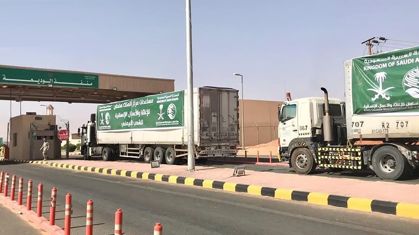 مرور 70 شاحنة إغاثية من مركز الملك سلمان إلى اليمن محملة بالغذاء والإيواء