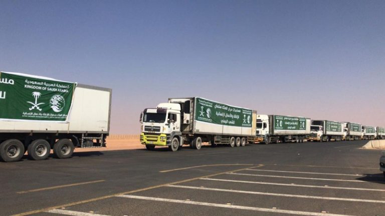مركز الملك سلمان يوزع 2000 كرتون تمر بمأرب