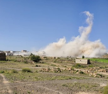 مليشيا الحوثي تقصف احياء سكنية آهلة وتفجر منزلي شقيقين في منطقة الزوَب بمحافظة البيضاء