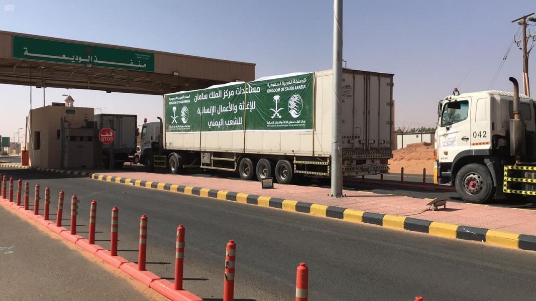 عبور شاحنات تحمل مواد غذائية وطبية مقدمة من مركز الملك سلمان للشعب اليمني