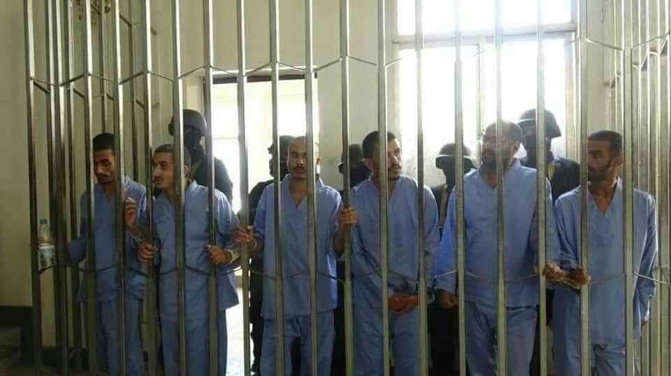 شاهد ..أول صورة لقتلة الاغبري وهم خلف قضبان السجون عقب أولى جلسات المحاكمة