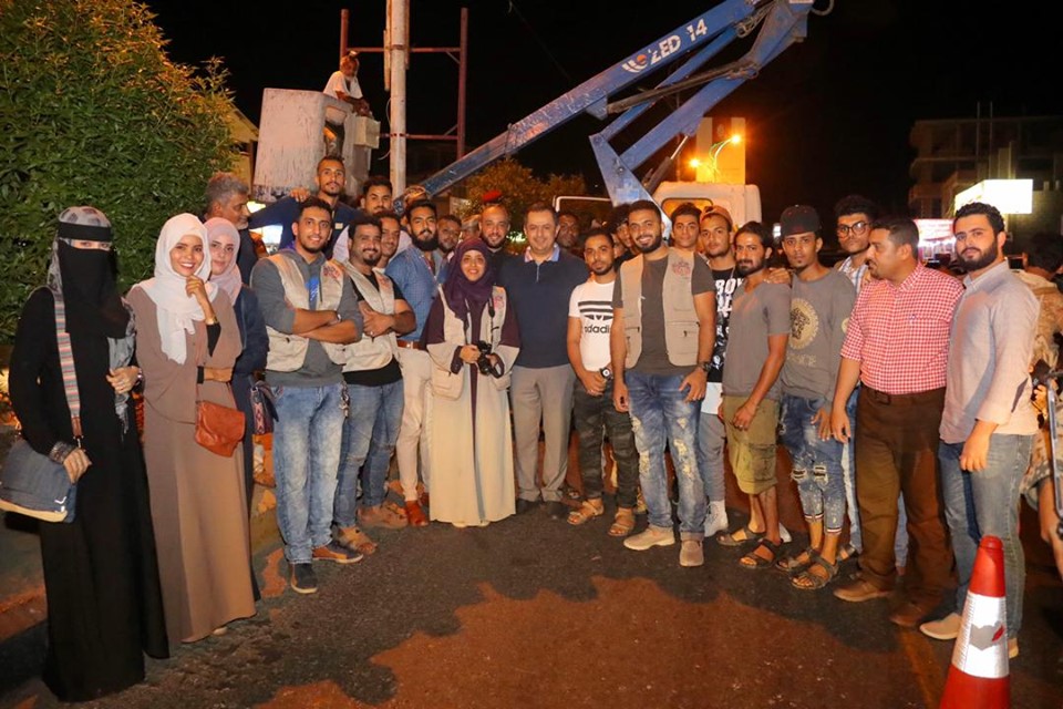 رئيس الوزراء يزور فريق عمل مبادرة (طفرة عدنية) في شوارع عدن