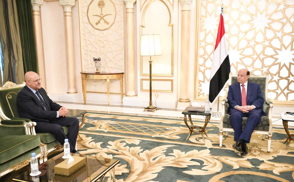 الرئيس هادي يؤكد على ضرورة استكمال تحرير محافظة تعز
