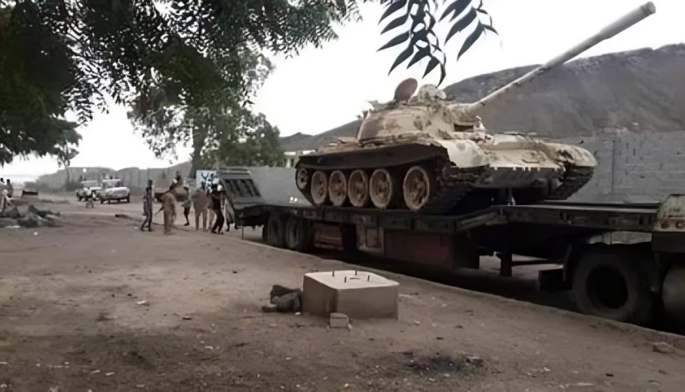 الإرياني يحذر من تهديدات بعد نقل أسلحة من عدن إلى لحج والضالع