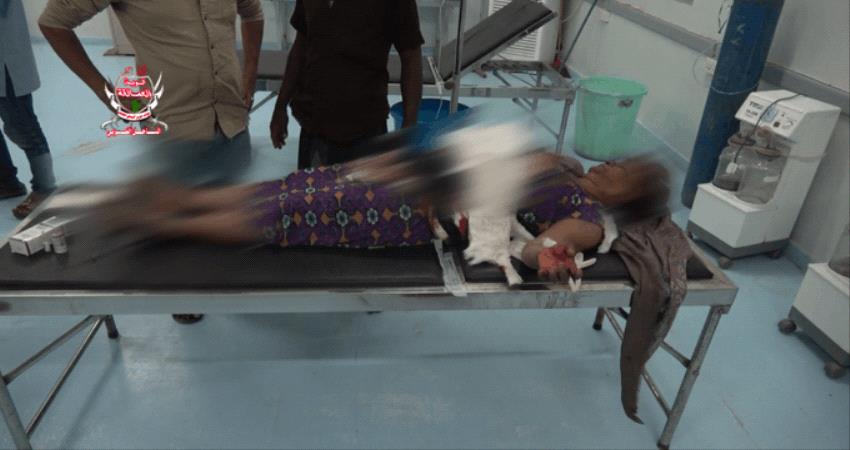 بالفيديو.. إصابة إمرأة مسنة بشظايا قذيفة حوثية في مديرية حيس