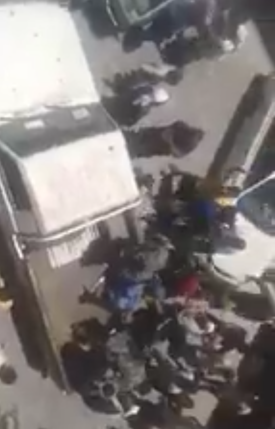 شاهد: لحظة اقتحام قوات تابعة للإمارات أحد المساجد في عدن