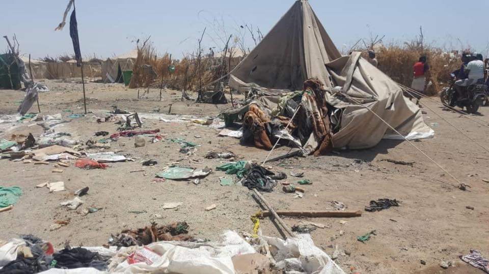 مسلحو الحوثي يقصفون مخيما للنازحين في الخوخة