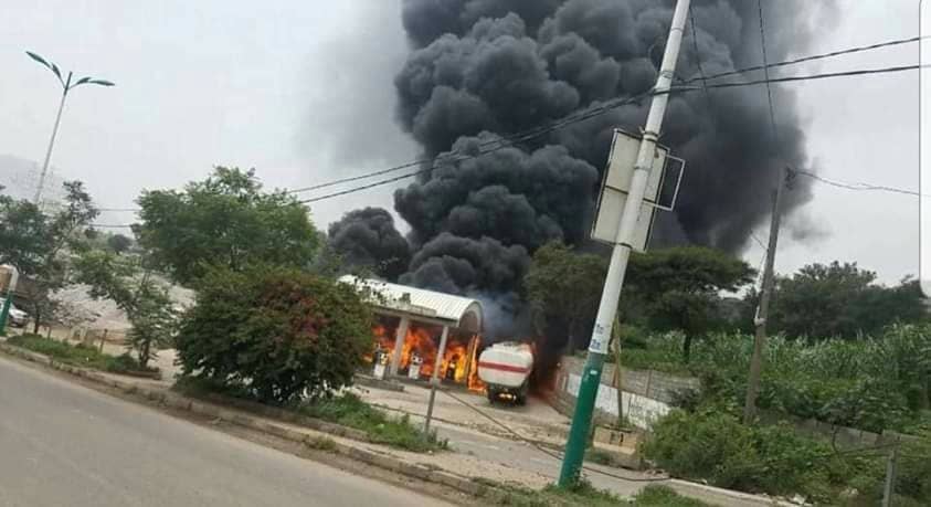 مع الصورة ..الحوثيون يدبرون حريقا هائلا  بمحطة وقود بإب