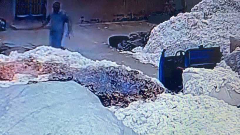 شاهد بالفيديو ..خطأ غبي لعامل يدمر إنتاج مصنع بأكمله 