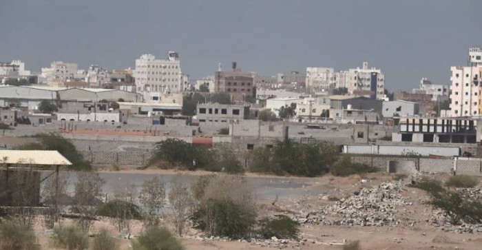 مقتل وإصابة 9 مدنين بينهم طفل إثر سقوط قذيفة حوثية على حي سكني في الحديدة