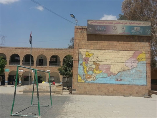 ضمن مخطط طمس المعالم الجمهورية ورموزها.. مليشيا الحوثي تستبدل اسم مدرسة "علي عبدالمغني"