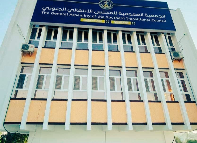 قوات العمالقة تؤمّن مقر ”الانتقالي“ في عدن بعد هروب حراسته