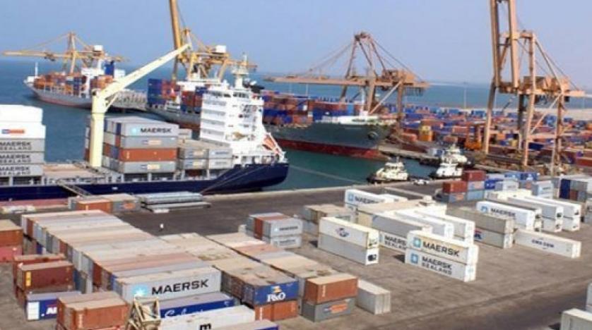 الحوثيون يمنعون تفريغ شحنة مشتقات نفطية في ميناء الحديدة