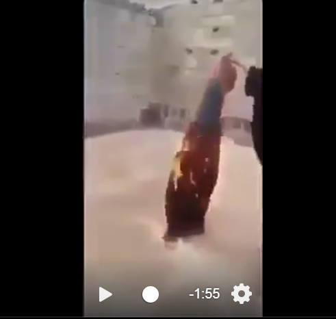 أحرقن حجابهن...نساء من صعدة يشكين ظلم قيادات في المليشيا اقتحمت منزلهن وسجنت ابنائهن (فيديو)