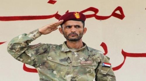 عدن.. توافد الالاف الى ساحة الشهيد خالد الجنيدي استعداداً لتشييع الشهيد ” ابو اليمامة ” ورفاقه