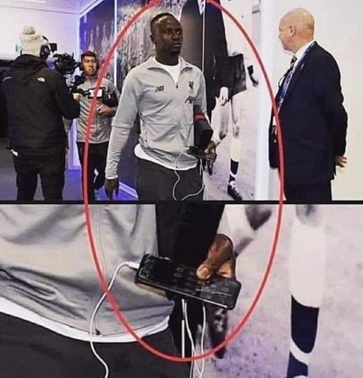 سخروا من هاتفه المكسور ..لاعب ليفربول: ..أفضل أن يتلقى شعبي القليل مما أعطتني الحياة على التباهي بالسيارات والمنازل الفاخرة