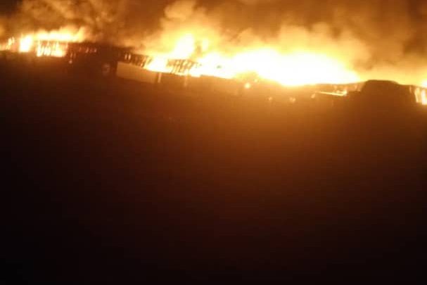 بالفيديو.. حريق هائل في مستودعات مجمع إخوان ثابت أثر قصف حوثي