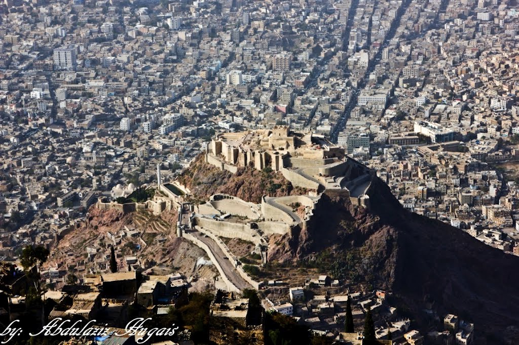 مقتل سائق دراجة وإصابة نجل مالك شركة إعلانات برصاص مسلحين في تعز