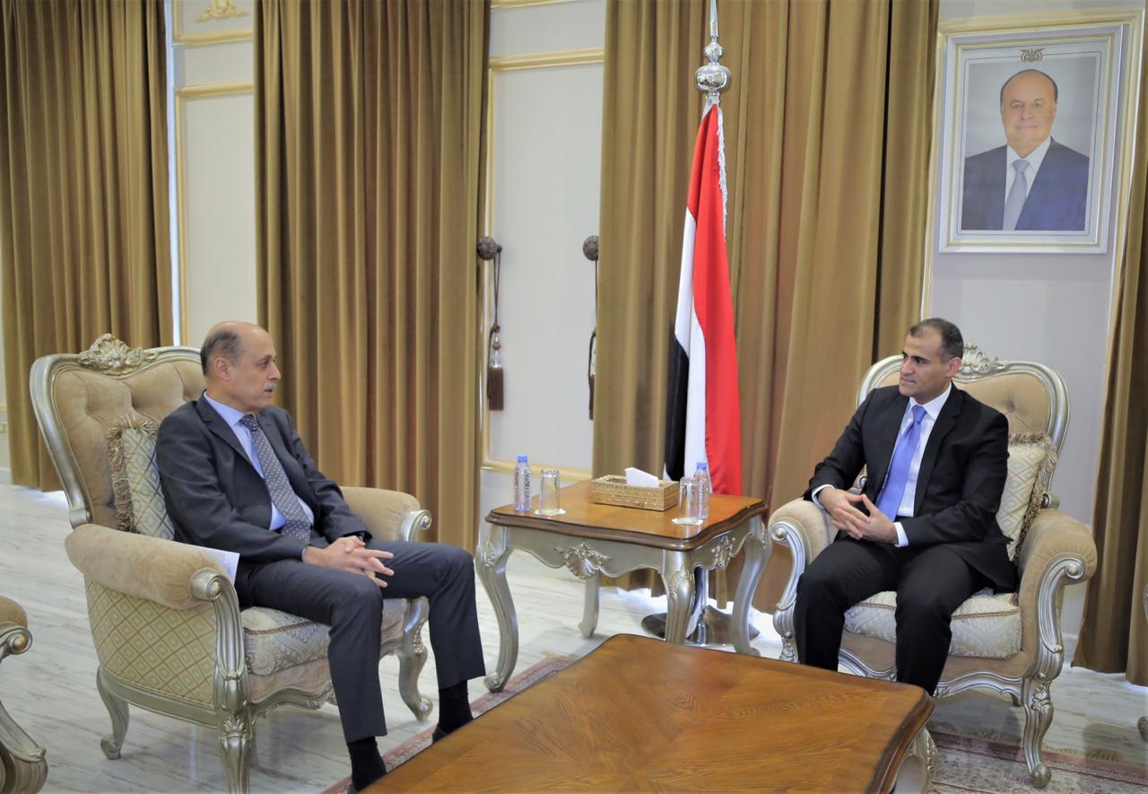 الخارجية اليمنية تناقش جهود السلام مع نائب المبعوث الأممي