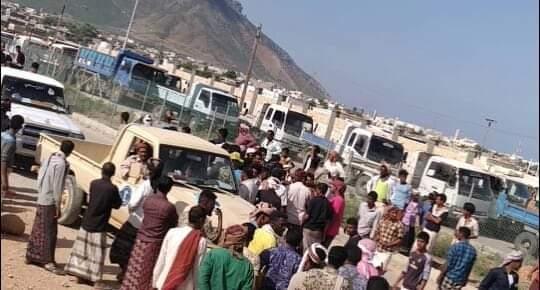 موجة غضبة تعم سقطرى تنديدا بأزمة وقود مستمرة منذ شهر