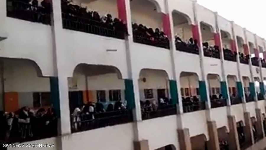شاهد.. أحدث فيديو لطالبات المدرسة وهن يصرخن لمشاهدتهن ألسنة اللهب في موقع الانفجار على بعد مئات الأمتار ليؤكد زيف ادعاءات الحوثيين